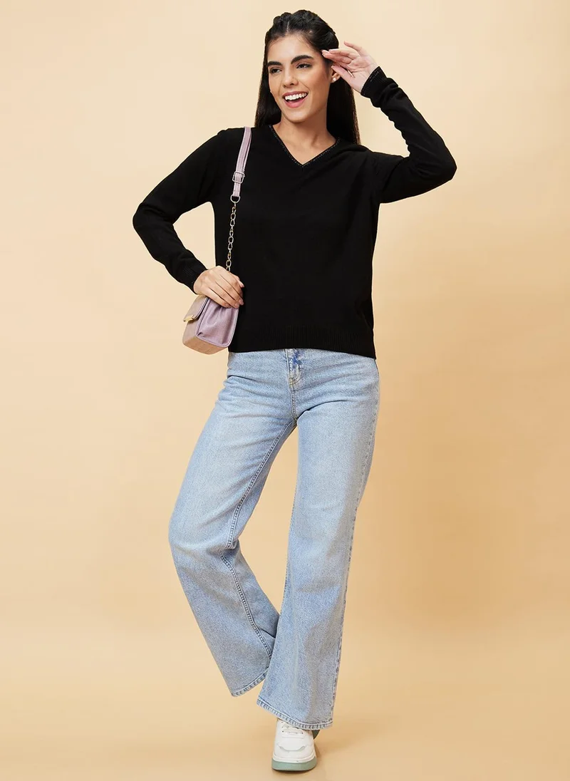 جلو باص كنزة نسائية بياقة على شكل حرف  وحافة مضلعة لامعة